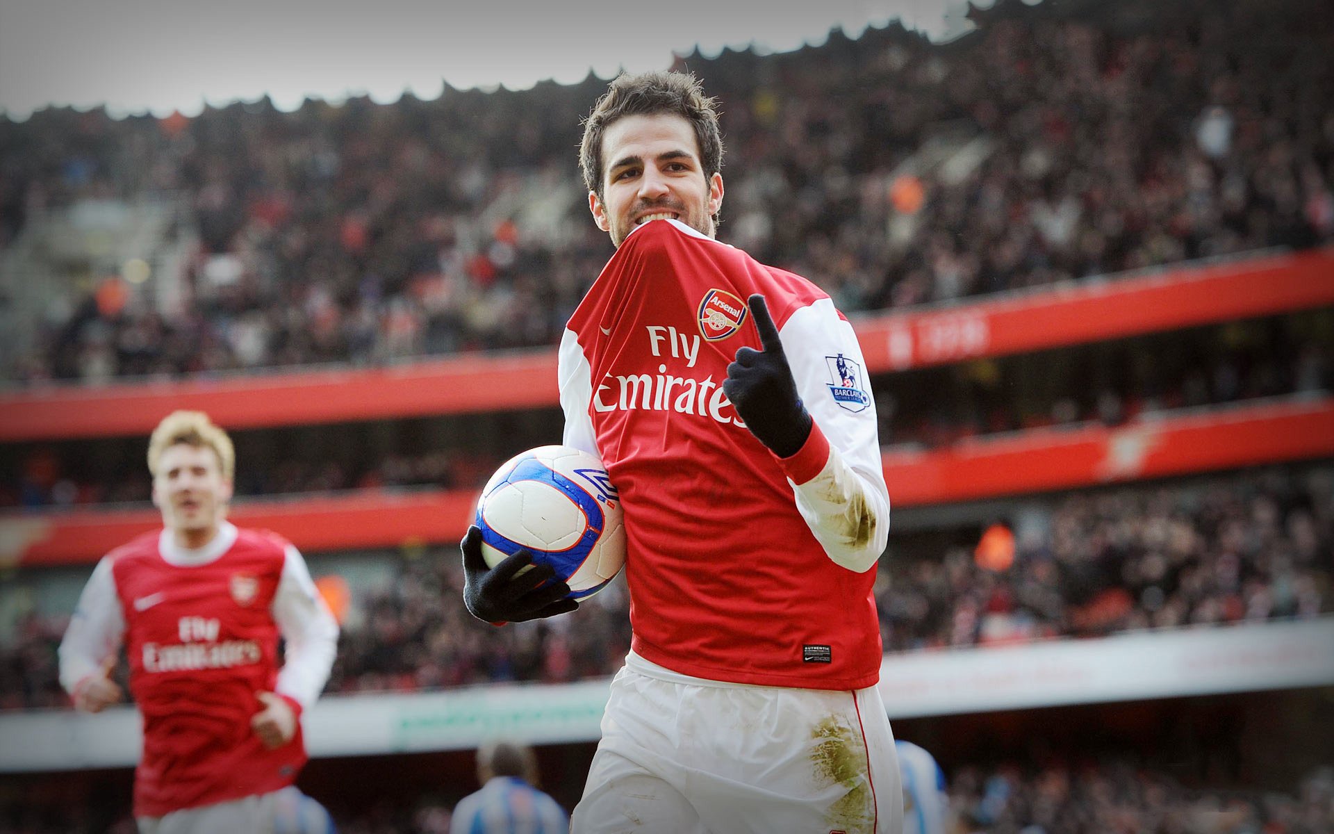 fabregas arsenal football fábregas arsenal fútbol deporte pelota jugador gesto estadio duelo juego aficionados futbolistas uniforme rojo