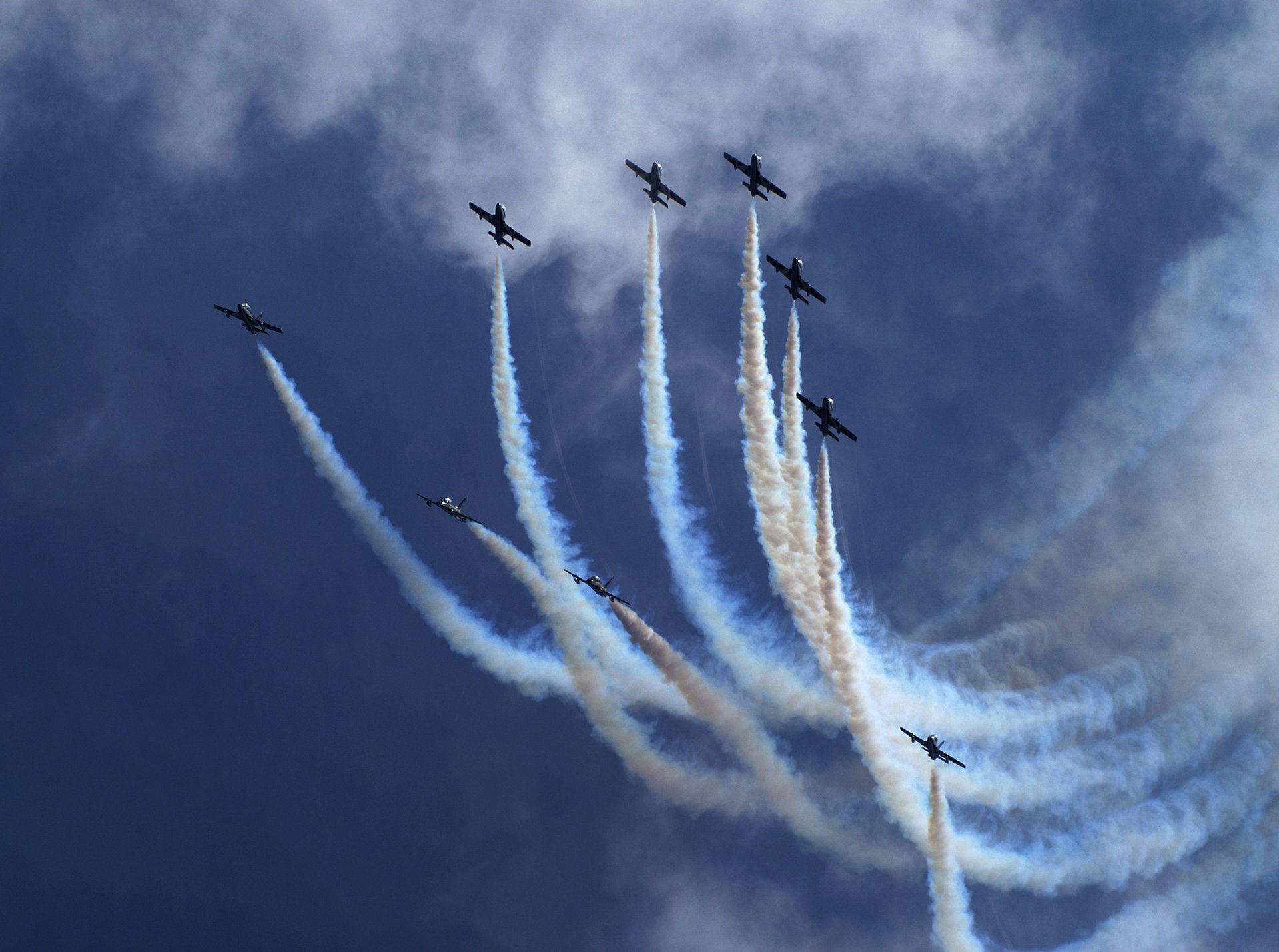 panaches ciel avions spectacle performance cascades air vitesse nuages aviation voltige transport aérien