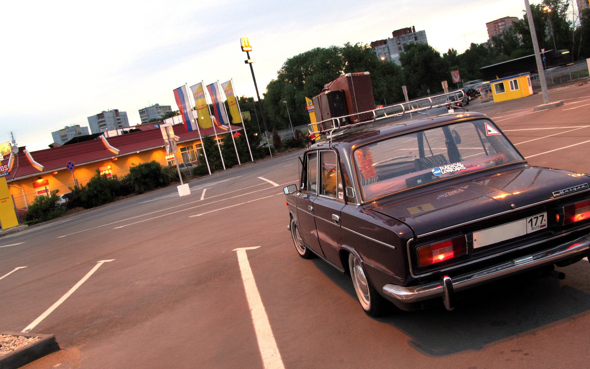 lada 2106 lada vaz vaz straße café parkplatz licht autos städte transport auto kraftfahrzeuge