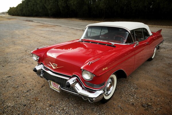 Voiture Cadillac rouge Vintage avec cabriolet blanc