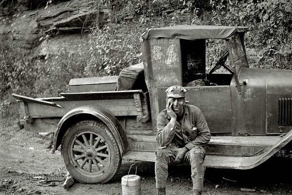 Foto in bianco e nero di un lavoratore in vacanza vicino a un camion