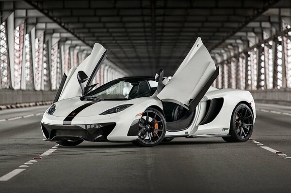 McLaren MP4-12C supercar in bianco