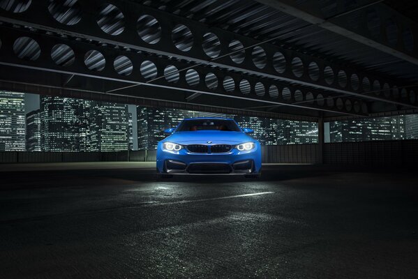 Sesión de fotos del vorsteiner gtrs4 azul en el fondo de la ciudad nocturna