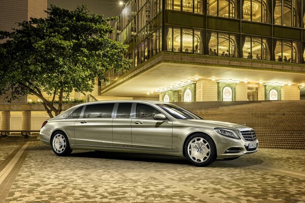 Mercedes Maybach color acciaio sullo sfondo dell edificio