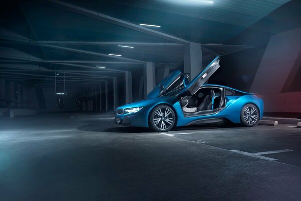 Bleu BMW ai huit portes ouvertes