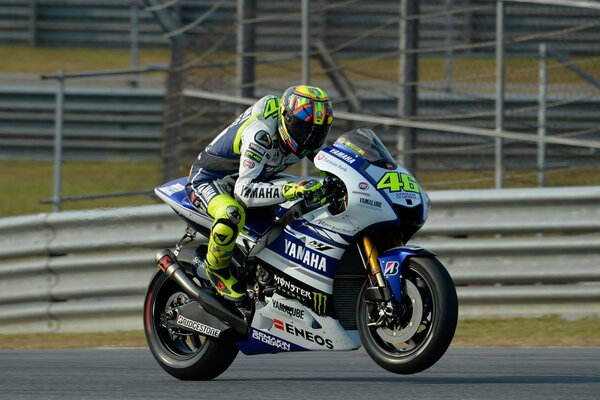 Valentino Rossi sur sa moto sur la route