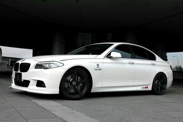 BMW blanco en pavimento