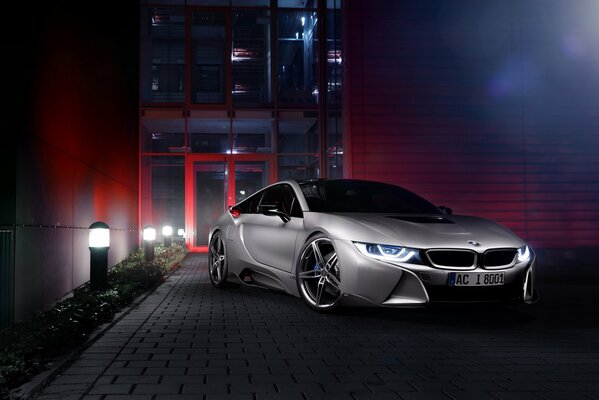 BMW i8 in grigio sullo sfondo dell edificio con retroilluminazione rossa