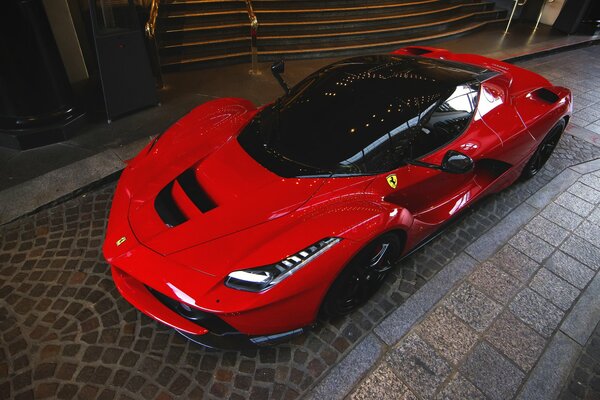 Nouvelle Ferrari rouge libéré