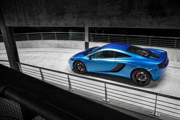 Supercar bleu garé à l arrière