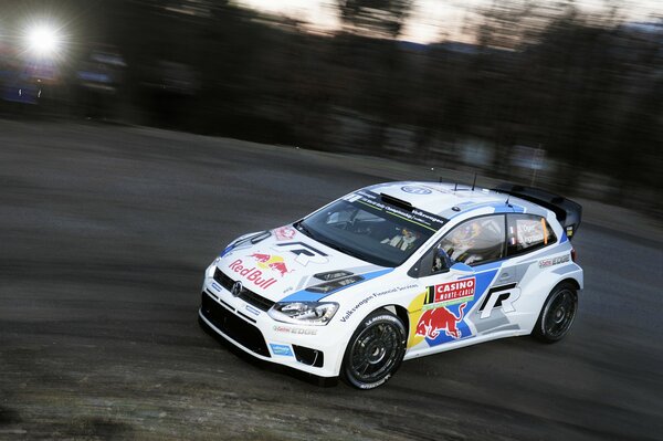 Voiture de course entrant dans le virage