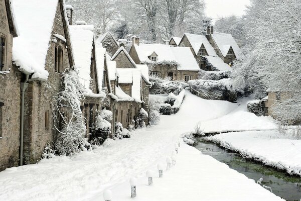 Maisons enneigées d Angleterre le long d un ruisseau