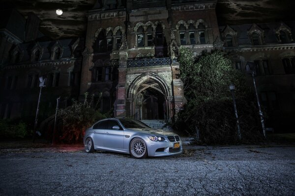 Voiture BMW argent sur fond clair de lune