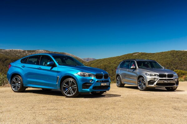 Deux bmv sur fond de sable et de belles montagnes