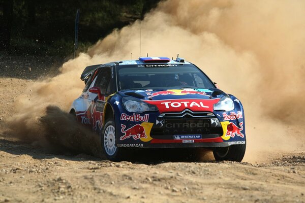 L auto da rally citroen è scivolata durante la gara