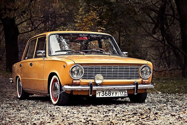 Voiture tuning VAZ 2101. Zhiguli jaune sur fond d automne