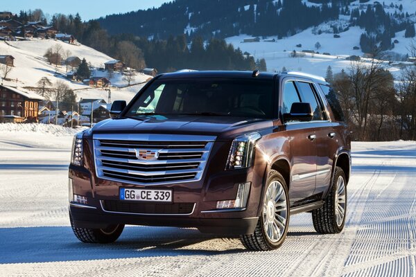 Brązowy cadillac escalade w górach