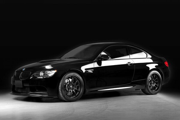 Voiture tuning BMW M3 noir 2014 année