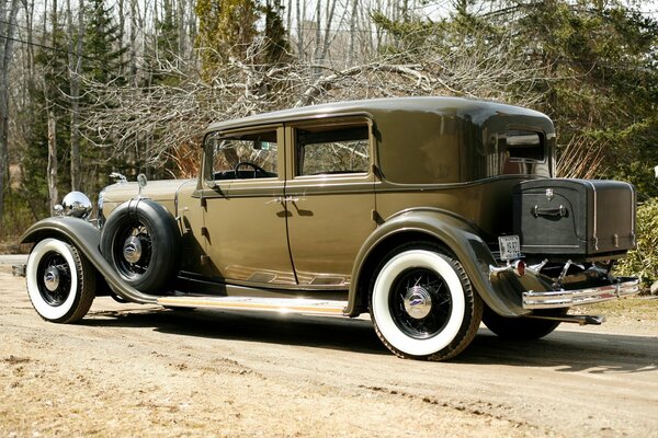 An old 1932 Lincoln with a white border on the tires