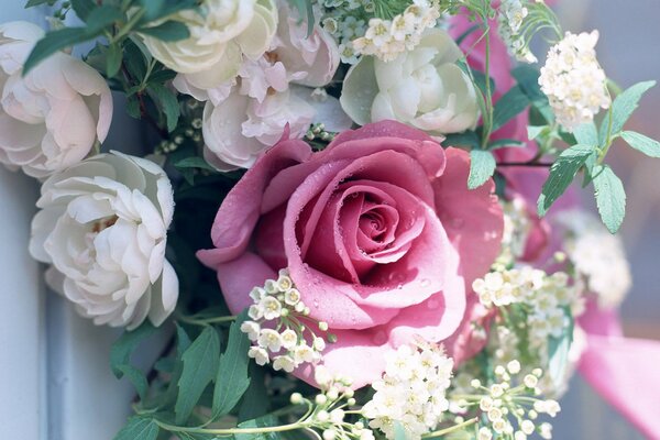 Rosas y peonías en un hermoso ramo de primavera