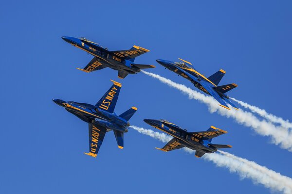 Exhibición aérea con cuatro aviones