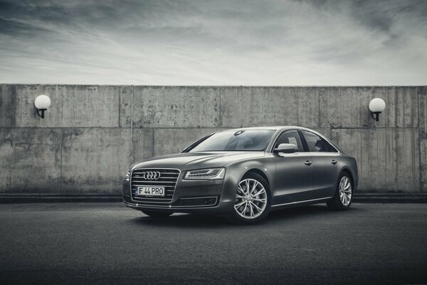 Noir Audi sous la lumière des lanternes