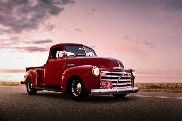 Roter Vintage-Chevrolet auf der Straße