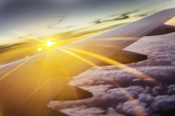 Aile d avion sur les nuages au coucher du soleil