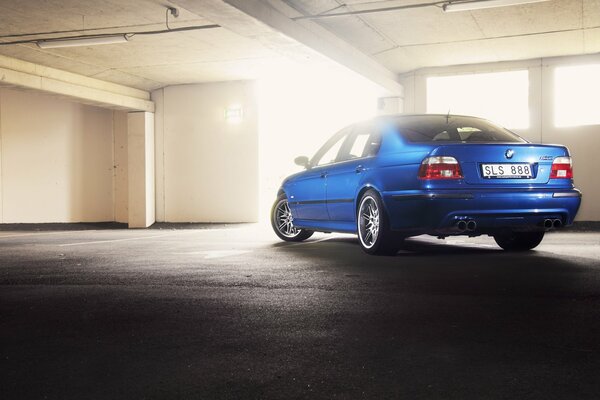 Klassischer BMW m5 in Blau