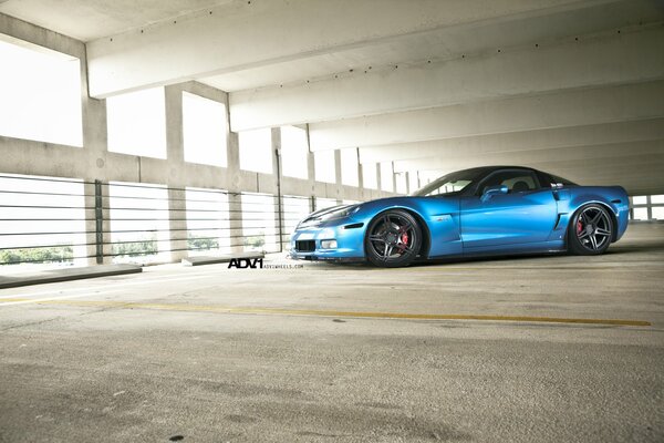 Chevrolet blu nel parcheggio sotterraneo