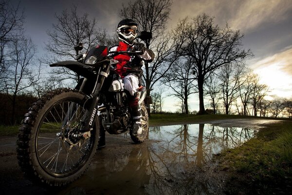 Aventure nocturne d un homme sur une moto