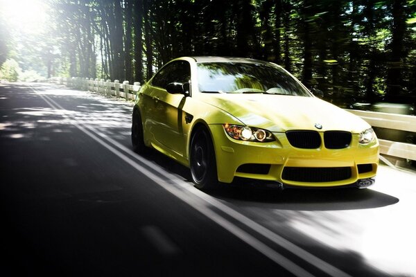 Nuevo BMW M3 amarillo por carretera