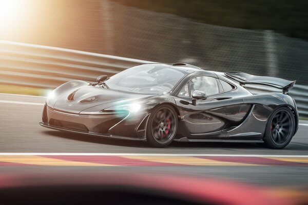 Voiture de sport sur piste de course