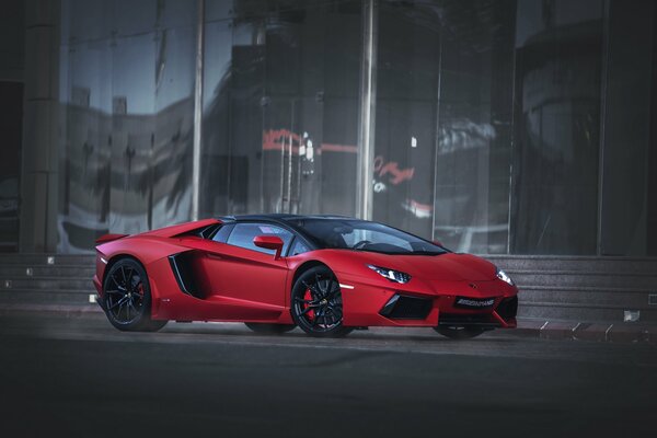 Coche lamborghini negro contra vitrinas de vidrio