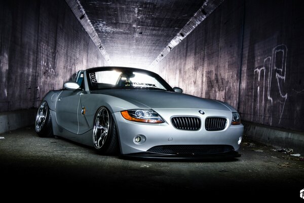 Bmw z4 en tonel plata