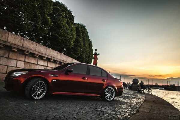 Roter BMW steht an der Uferpromenade