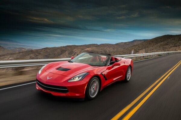 Chevrolet Corvette rojo en el fondo de las montañas en el Escritorio