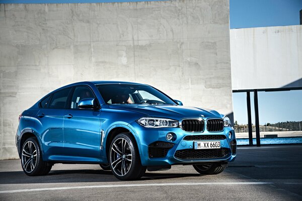 Blauer bmw x6 Baujahr 2015