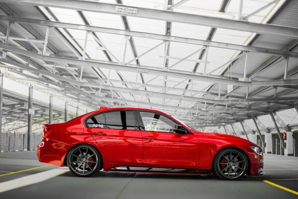 BMW rojo, vista lateral