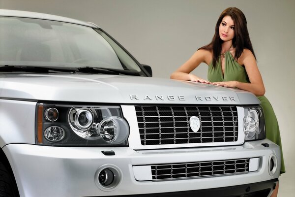 Land Rover davanti con una ragazza sullo sfondo