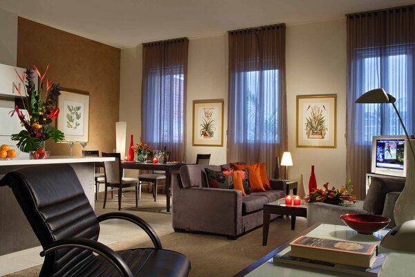 Living room in beige tones with red accents