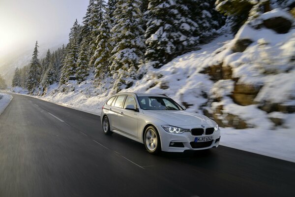 Strada invernale su Hatch bianco