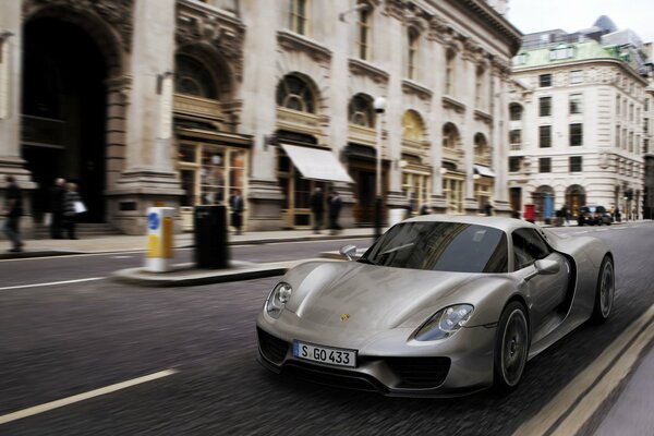 Porsche Monte à grande vitesse dans la rue