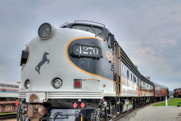 Primo piano di una locomotiva diesel su uno sfondo di cielo grigio