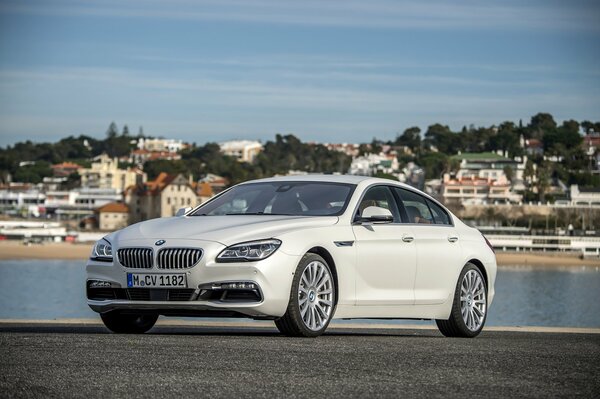 BMW blanc sur fond de ville