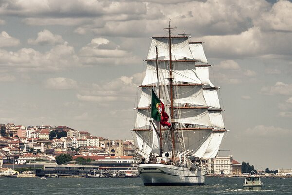 Voilier NRP Sagres iii sur une rivière au Portugal