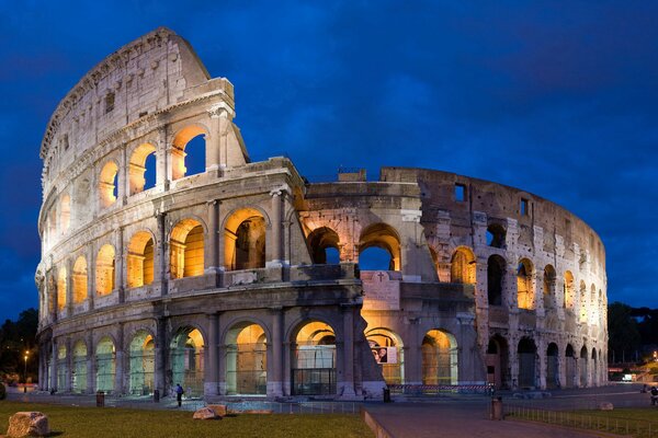 El Coliseo en el cielo nocturno de Roma