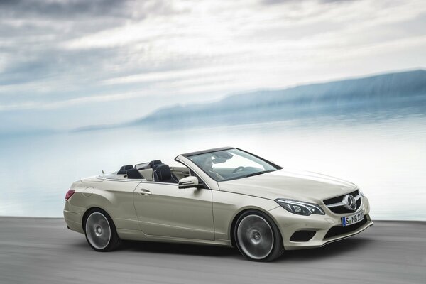 Mercedes cabriolet tous les jours en mouvement