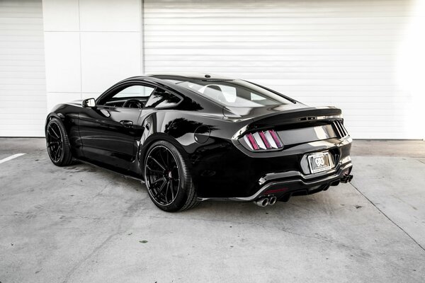 Ford Mustang schwarz Sport