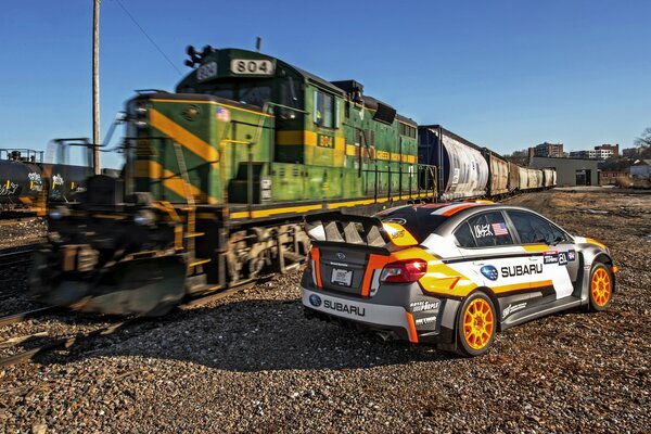 Train et Subaru sur le chemin de fer